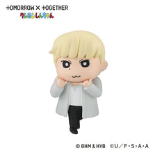 Cargar imagen en el visor de la galería, 新箱識 🌟 11月新貨🌟 現貨 行版 BANDAI 扭蛋 TOMORROWxTOGETHER x 蠟筆小新排隊系列 蠟筆小新 SOOBIN HUENINGKAI BEOMGYU YEONJUN TAEHYUN 崔然竣 崔秀彬 杋圭 休寧凱 姜太顯 一套6款