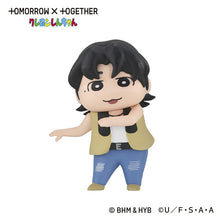 Cargar imagen en el visor de la galería, 新箱識 🌟 11月新貨🌟 現貨 行版 BANDAI 扭蛋 TOMORROWxTOGETHER x 蠟筆小新排隊系列 蠟筆小新 SOOBIN HUENINGKAI BEOMGYU YEONJUN TAEHYUN 崔然竣 崔秀彬 杋圭 休寧凱 姜太顯 一套6款