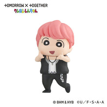 Cargar imagen en el visor de la galería, 新箱識 🌟 11月新貨🌟 現貨 行版 BANDAI 扭蛋 TOMORROWxTOGETHER x 蠟筆小新排隊系列 蠟筆小新 SOOBIN HUENINGKAI BEOMGYU YEONJUN TAEHYUN 崔然竣 崔秀彬 杋圭 休寧凱 姜太顯 一套6款