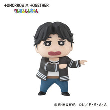 Cargar imagen en el visor de la galería, 新箱識 🌟 11月新貨🌟 現貨 行版 BANDAI 扭蛋 TOMORROWxTOGETHER x 蠟筆小新排隊系列 蠟筆小新 SOOBIN HUENINGKAI BEOMGYU YEONJUN TAEHYUN 崔然竣 崔秀彬 杋圭 休寧凱 姜太顯 一套6款